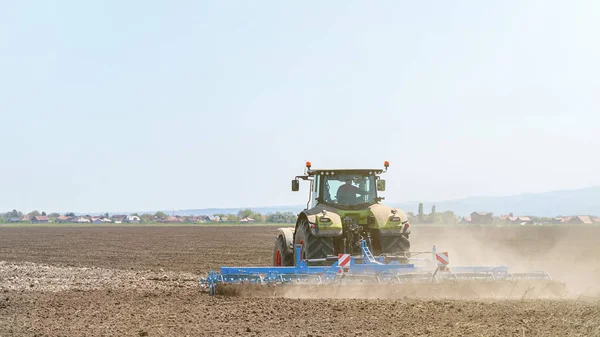 Boer in trekker land voedingsbodem frees voorbereiden. Landbouw — Stockfoto