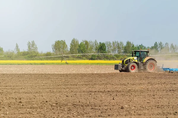 Agricultor en tractor preparando cultivador de semillero de tierra. Agricultura —  Fotos de Stock