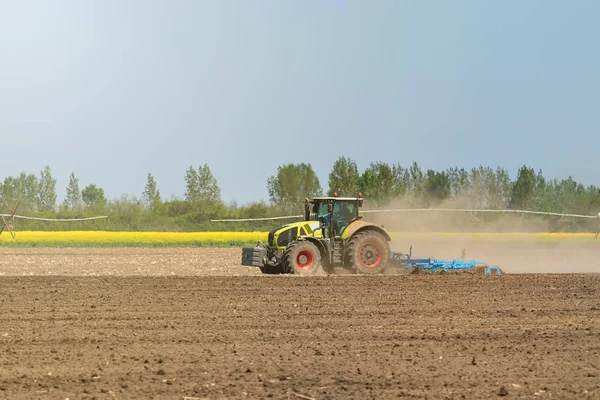 Petani di traktor mempersiapkan penanaman benih tanah. Pertanian — Stok Foto