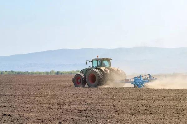 Rolnik w przygotowanie ziemi Agregat uprawowo-siewny ciągnika. Rolnictwo — Zdjęcie stockowe