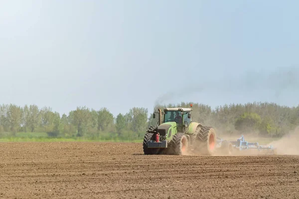 Rolnik w przygotowanie ziemi Agregat uprawowo-siewny ciągnika. Rolnictwo — Zdjęcie stockowe