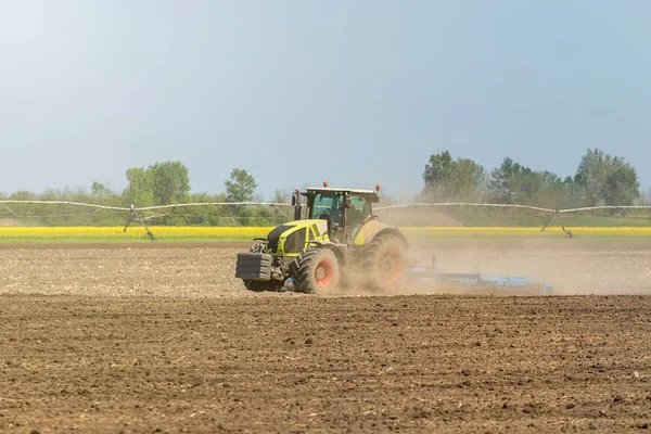 Agricultor en tractor preparando cultivador de semillero de tierra. Agricultura —  Fotos de Stock