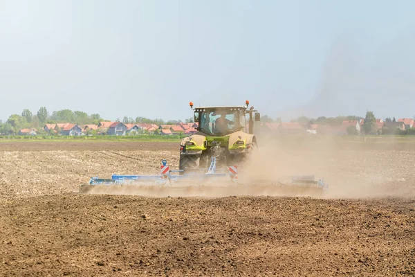 Petani di traktor mempersiapkan penanaman benih tanah. Pertanian — Stok Foto