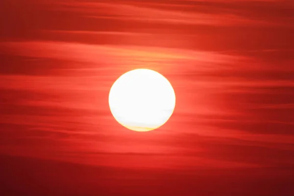Большое солнце, солнечное небо на закате — стоковое фото