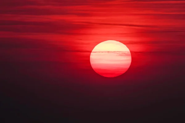 Große Sonne, Sonnenhimmel bei schönem Sonnenuntergang — Stockfoto