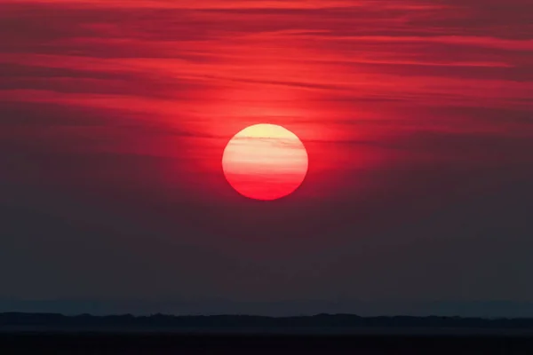 Большое солнце, солнечное небо на закате — стоковое фото