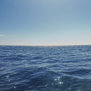 Mavi Okyanus, Su Yüzeyi ve Mavi Gökyüzü