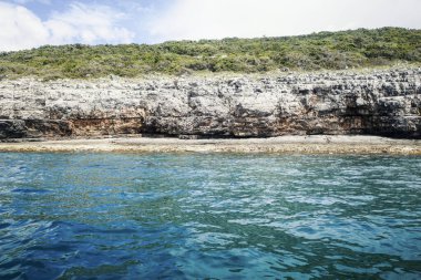 Yaz Sahil Kıyısı Kayalıklarla, Rocky Deniz Kıyısı Öğleden Sonra