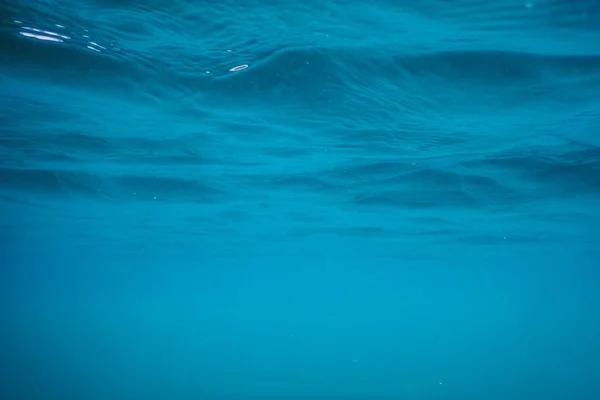 Blå undervattens yta och Ripples, Underwater Sun strålar Backgro — Stockfoto