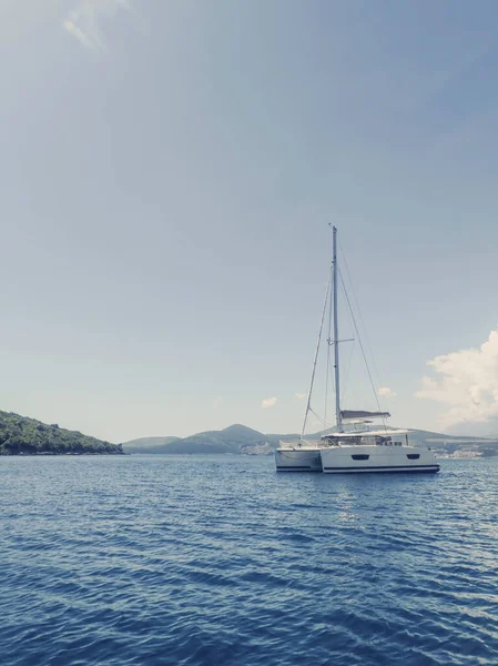 Vitorlás Yacht katamarán a trópusi tengeren, Yachting, luxus SA — Stock Fotó