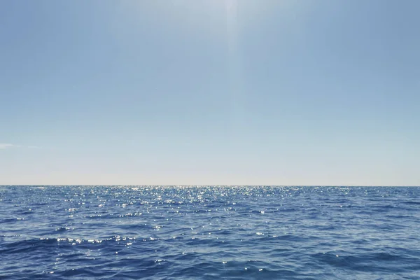 Блакитний океан, водна поверхня і блакитне небо — стокове фото