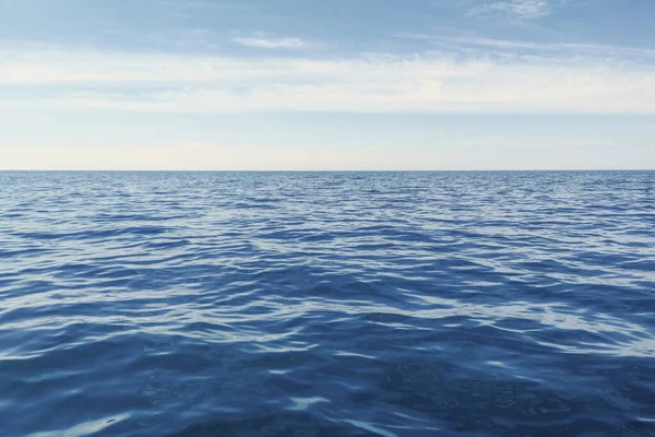 Océano azul, superficie del agua y cielo azul — Foto de Stock