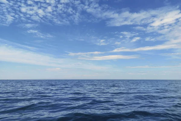 Océano azul, superficie del agua y cielo azul — Foto de Stock