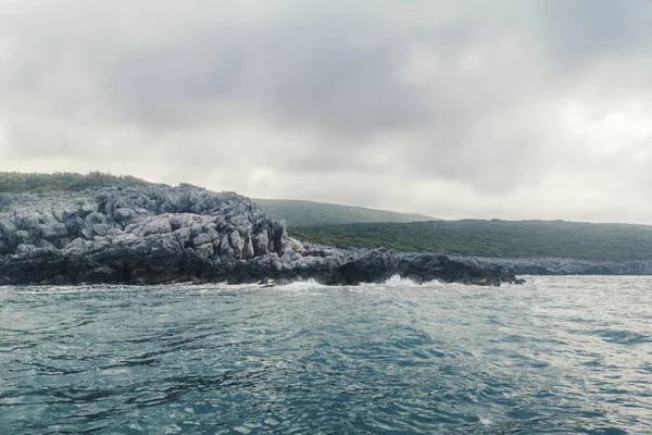 Deniz Manzara Dalgalar Rocky Shoreline, Bulutlu karşı Crashing — Stok fotoğraf