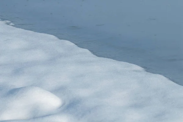 Vista sul lago ghiacciato in inverno — Foto Stock