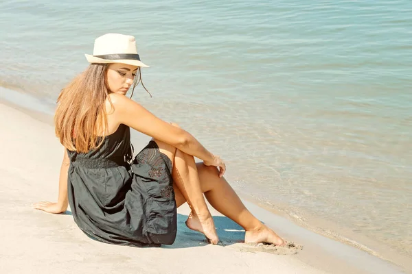 Mujer joven disfrutando de un día soleado en la playa tropical —  Fotos de Stock