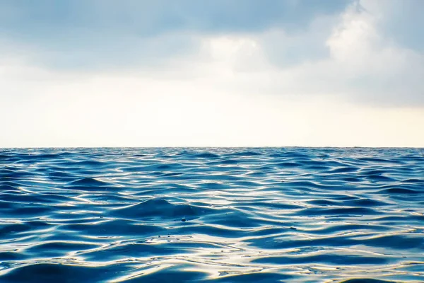 Ola de mar en la lluvia de cerca, vista de bajo ángulo fondo de agua — Foto de Stock
