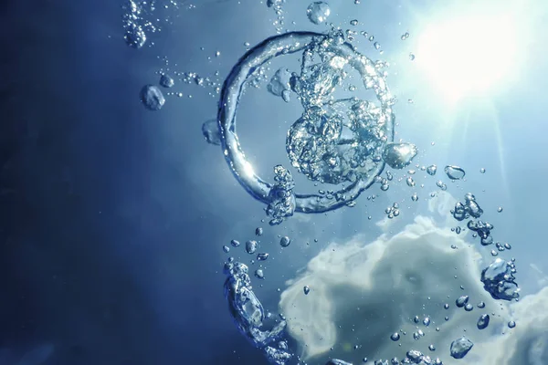 Podwodne pęcherzyki powietrza z promieni słonecznych. Podwodne powietrze w tle — Zdjęcie stockowe