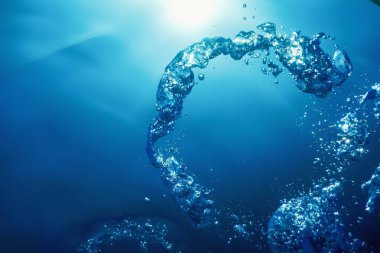 Güneş ışığıyla birlikte su altı kabarcıkları. Sualtı Arkaplanı Baloncukları