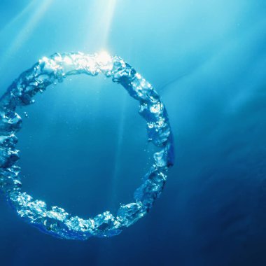 Kabarcık halkası Su altında güneşe doğru yükselir.