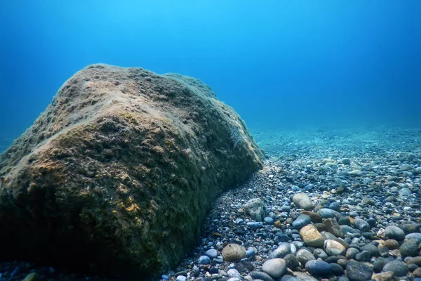 Unterwasserfelsen und Kieselsteine auf dem Meeresboden — Stockfoto
