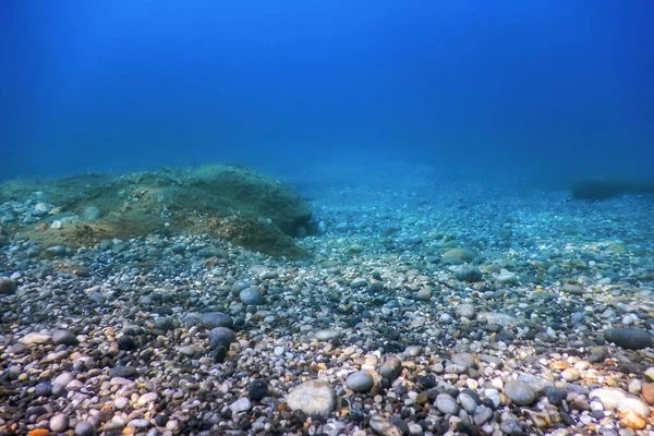 Unterwasserfelsen und Kieselsteine auf dem Meeresboden — Stockfoto