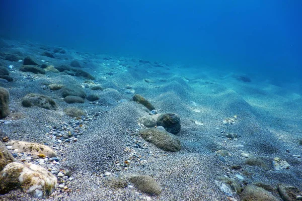 Víz alatti kék óceán, homokos tengerfenék Víz alatti háttér — Stock Fotó