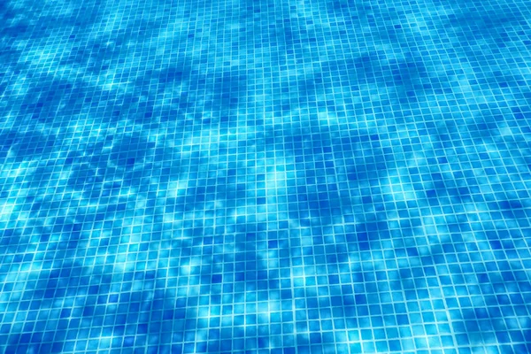 Bazén s vodou. Ripple Water. Pozadí odrazu slunce. — Stock fotografie