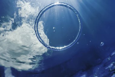 Kabarcık halkası Su altında güneşe doğru yükselir.