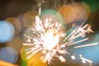 Sparkler Bokeh Renkli Kıvılcım. Bir ışıltı ile gece arka plan