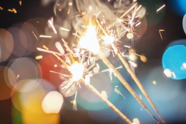 Sparkler Bokeh Renkli Kıvılcım. Bir ışıltı ile gece arka plan