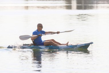 Kayaker Man Paddle Kayak. Kano, Kürek, Kano.