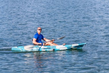 Genç kano kürek çeken kano. Sporcu, Blue Water 'da kayak yapıyor..
