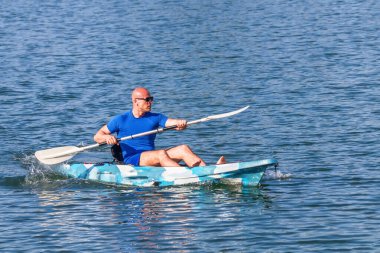 Genç kano kürek çeken kano. Sporcu, Blue Water 'da kayak yapıyor..