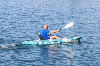 Genç kano kürek çeken kano. Sporcu, Blue Water 'da kayak yapıyor..