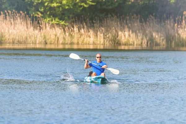 Junger Mann beim Kajakfahren auf dem See. Kajakfahren im See. — Stockfoto