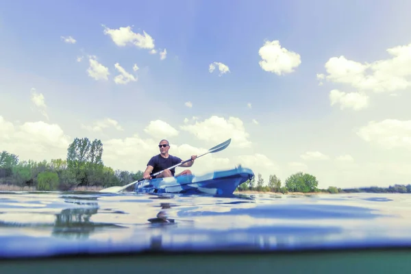 Giovanotto Kayak sul lago, Kayak Vista subacquea, Split Shot — Foto Stock