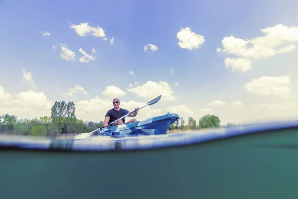 Giovanotto Kayak sul lago, Kayak Vista subacquea, Split Shot — Foto Stock