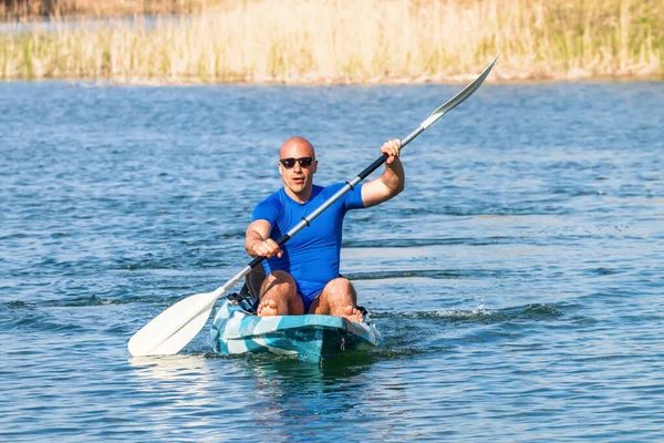 Junger Mann beim Kajakfahren auf dem See. Kajakfahren im See. — Stockfoto