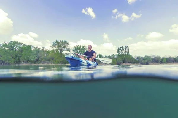 Junger Mann Kajak auf dem See, Kajak Unterwasserblick, Split Shot — Stockfoto
