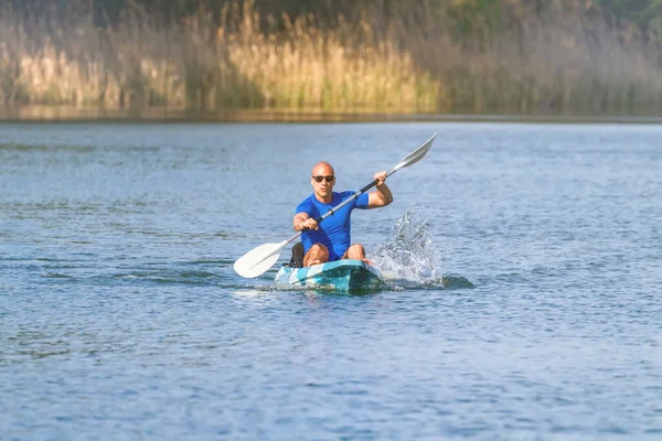 Junger Mann beim Kajakfahren auf dem See. Kajakfahren im See. — Stockfoto