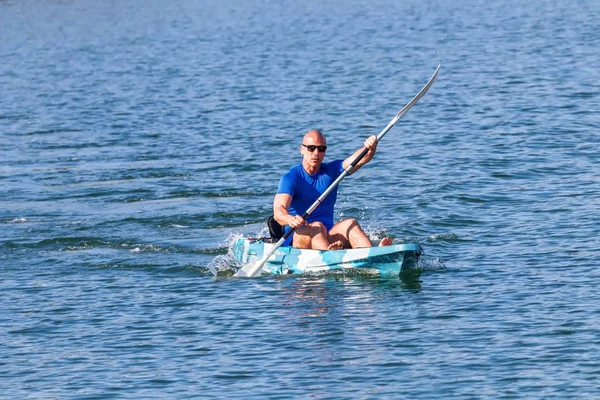 A fiatal kajakozó kajak. Sportriporter kajakozik Kék Víz. — Stock Fotó