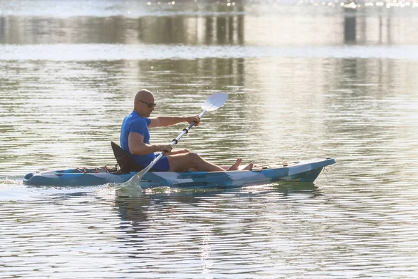 Kayaker Man Pádkayak. Kajakářství, pádlování, kanoistika. — Stock fotografie