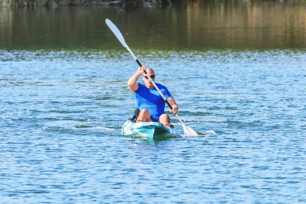 Junger Mann beim Kajakfahren auf dem See. Kajakfahren im See. — Stockfoto