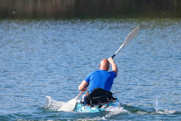 Junger Mann beim Kajakfahren auf dem See. Kajakfahren im See. — Stockfoto