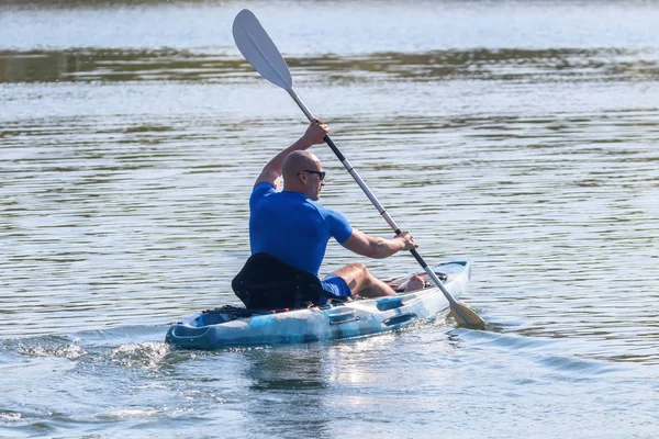 Genç kano kürek çeken kano. Sporcu, Blue Water 'da kayak yapıyor.. — Stok fotoğraf