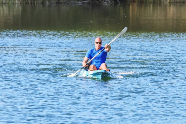 Mladý muž na kajaku u jezera. Jezero kajak. — Stock fotografie