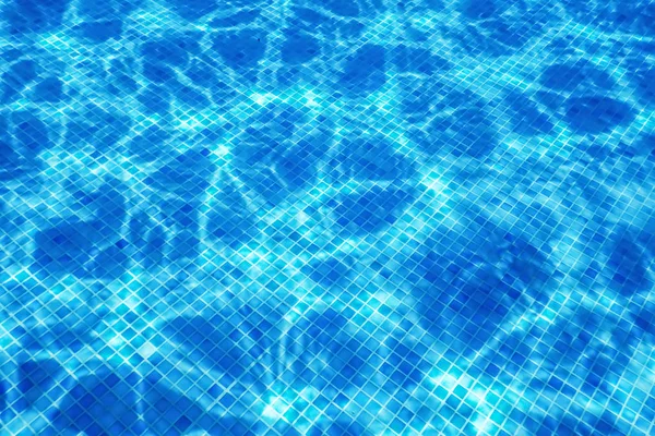 수중 수영장 블루 타일, 수영 포의 물 잔물결 — 스톡 사진