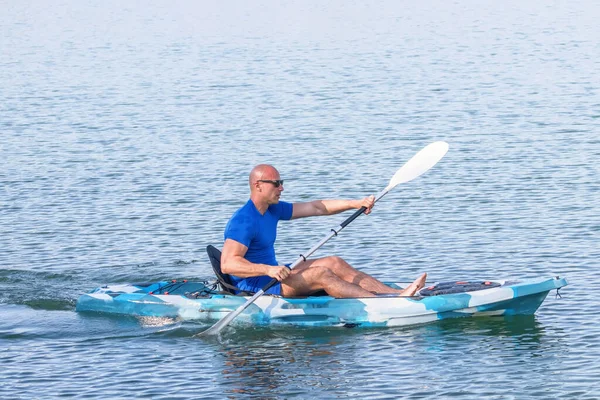 A fiatal kajakozó kajak. Sportriporter kajakozik Kék Víz. — Stock Fotó