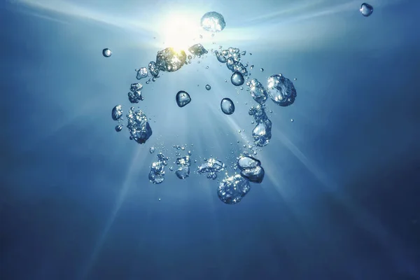 Onderwater luchtbellen met zonlicht. Onderwater achtergrond lucht — Stockfoto